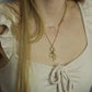 Blondes Schmuck Model mit goldener wasserfester Halskette von SCHMUCKWELT