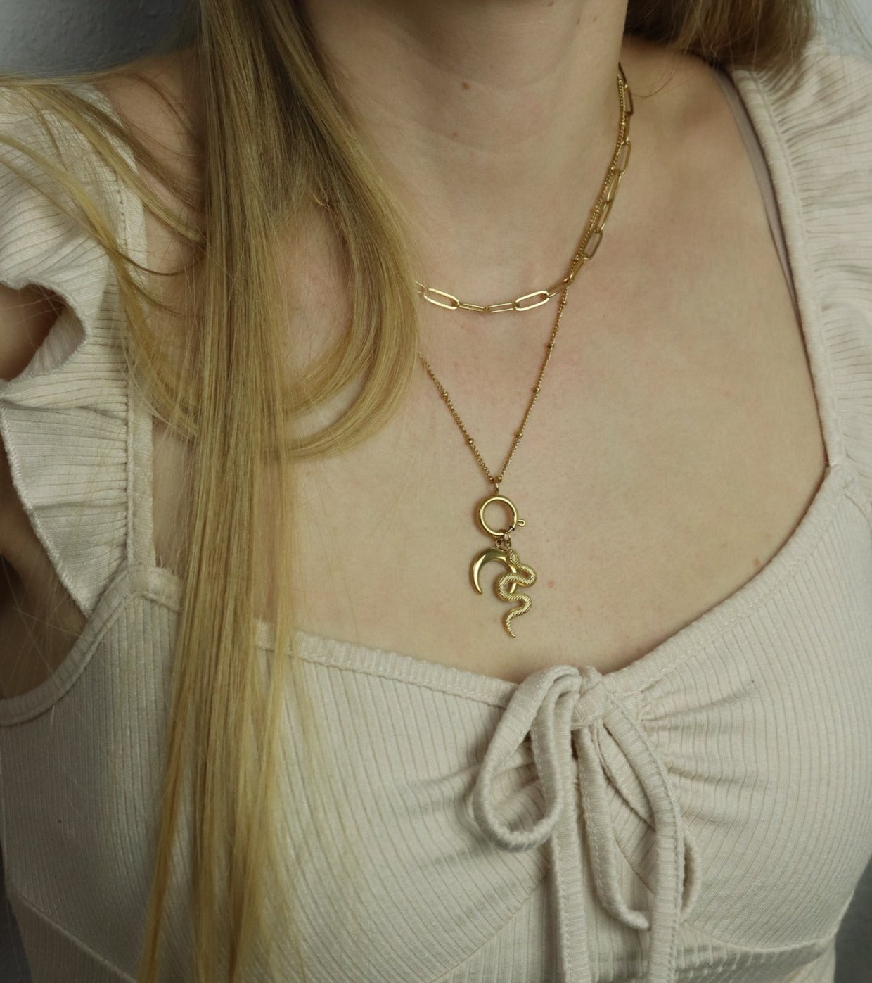 Blondes Schmuck Model mit goldener wasserfester Halskette von SCHMUCKWELT